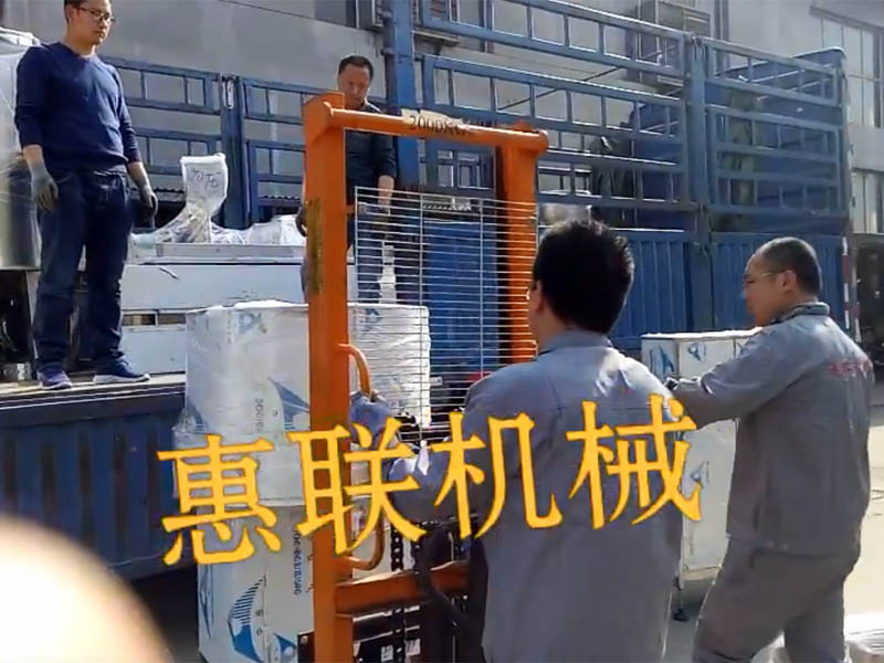 江西客戶訂購白酒灌裝設(shè)備發(fā)貨現(xiàn)場